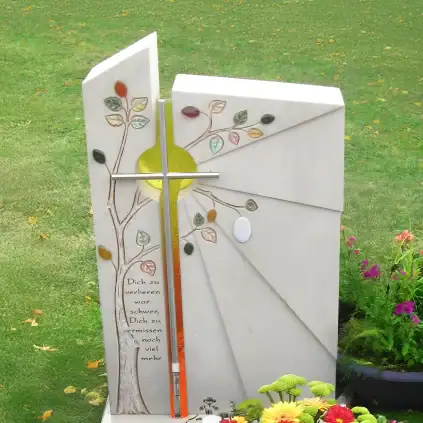Kindergrabstein aus Orient Beige mit Edelstahlkreuz, künstlerische Gravur und stilvollem Glaselement