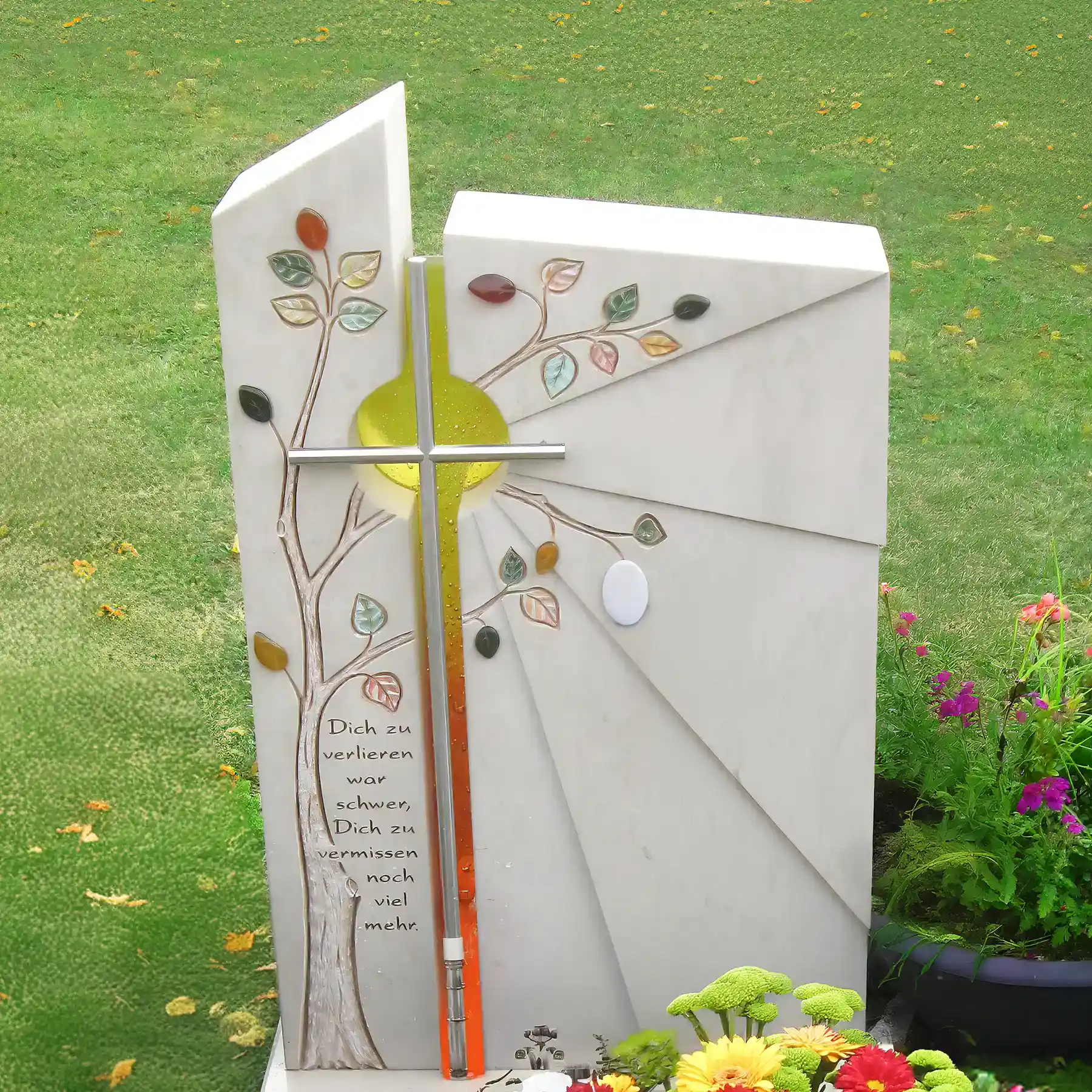 Kindergrabstein aus Orient Beige mit Edelstahlkreuz, künstlerische Gravur und stilvollem Glaselement