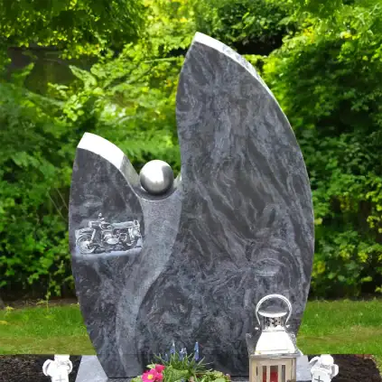 Urnengrabstein aus Orion Hartgestein mit integrierter Motorrad-Gravur und Edelstahlkugel