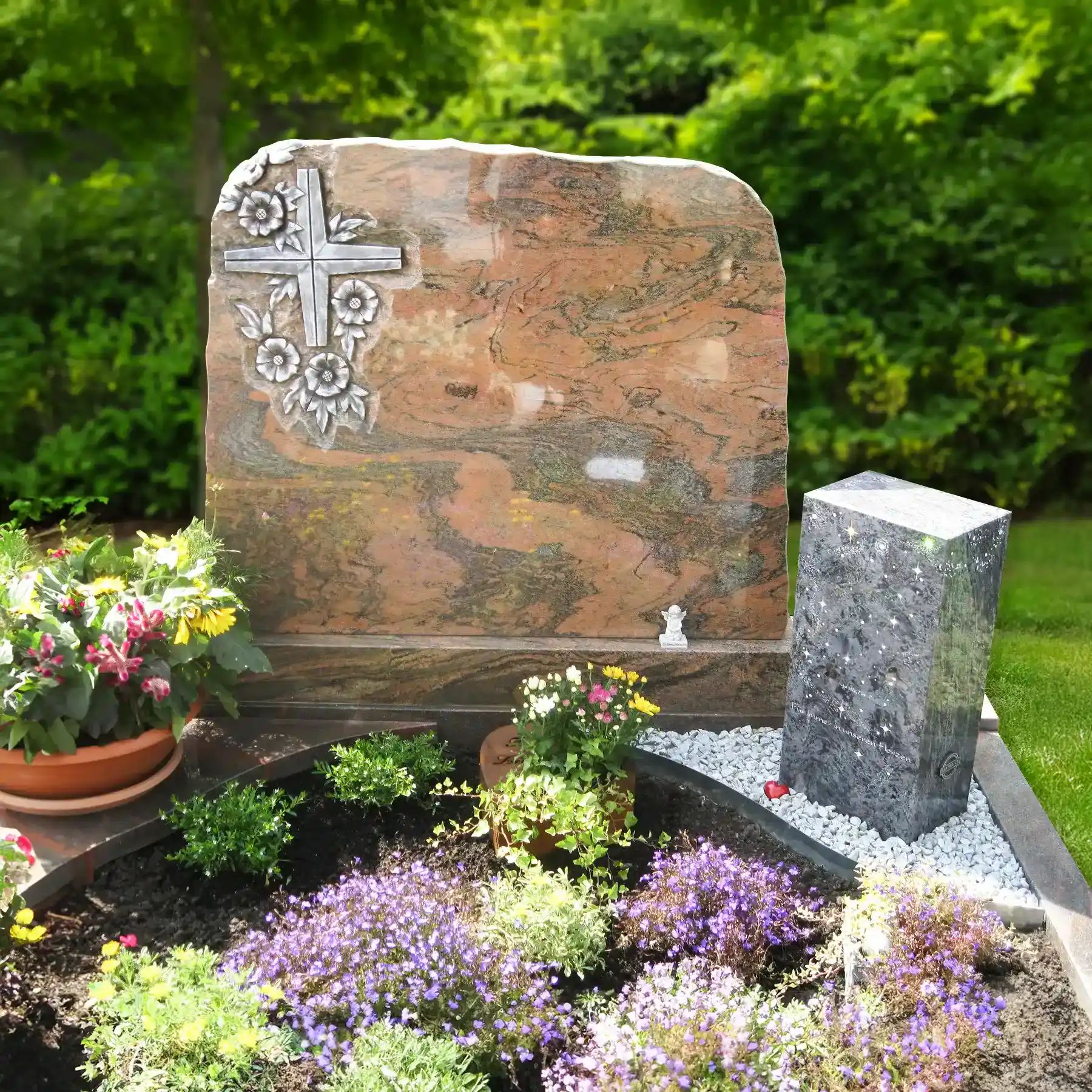 Urnengrabstein aus Multicolor Red Granit mit Gravur und Schriftstein aus Orion Hartgestein