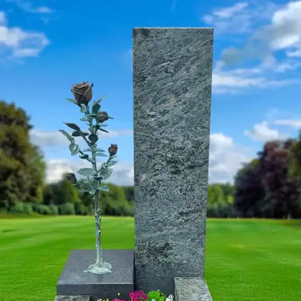 Eleganter Urnengrabstein aus Verde Candeias Hartgestein mit kunstvoller Rosenstatue und integrierter Pflanzfläche