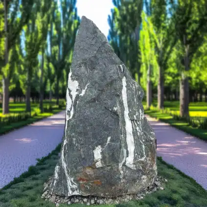 Einzigartiger Felsgrabstein in der Farbe Taurusgrün für ein individuelles Einzelgrab