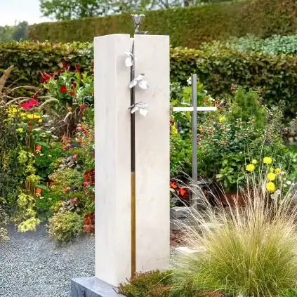Einzelgrabstein mit integrierter Edelstahlrose aus Granit und Kalkstein