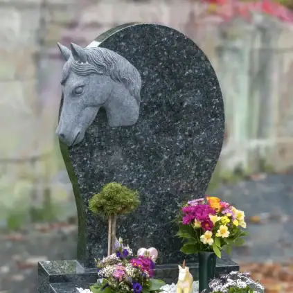 Einzelgrabstein aus poliertem blauem Granit mit dreidimensional plastisch gearbeitetem Pferdekopf