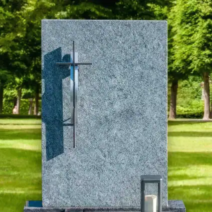 Einzelgrabstein aus poliertem Granit mit modernem Aluminium-Kreuz