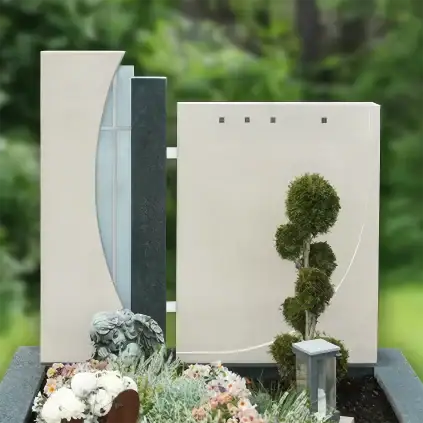 Familiengrabstein, dreiteilig aus satiniertem Granit und Kalkstein mit eleganter Glasscheibe und dezentem Kreuz