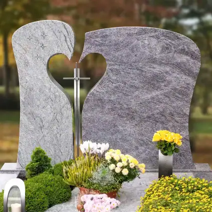 Familiengrabstein mit Herzausschnitt und Aluminiumkreuz – Modernes, zweiteiliges Granitdesign