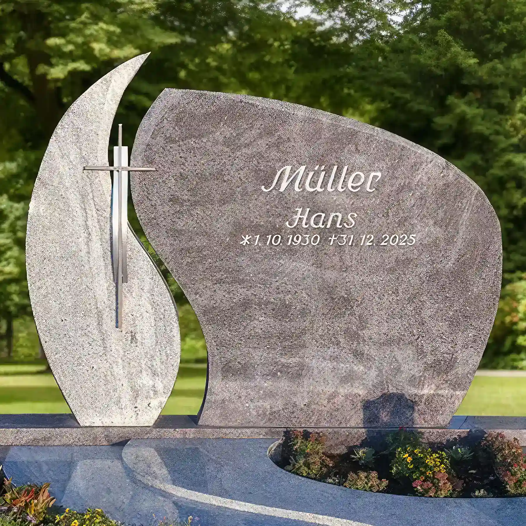 Eleganter Familiengrabstein aus Granit mit modernem Kreuz – Poliertes, asymmetrisches Design in Blau- und Grautönen