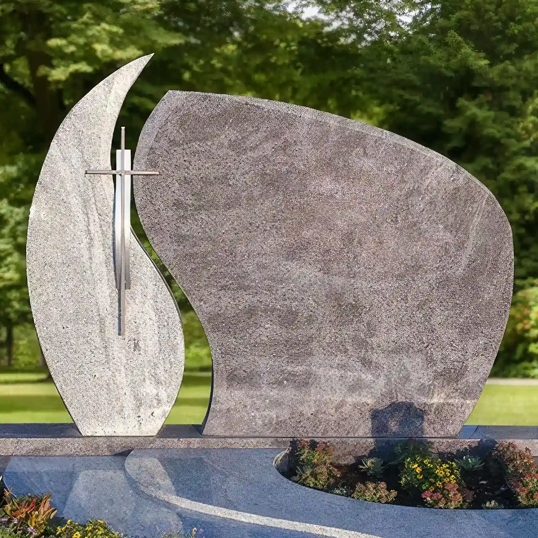Familiengrabstein aus poliertem Granit mit modernem Aluminiumkreuz – Elegantes zweiteiliges Design in Blau- und Grautönen