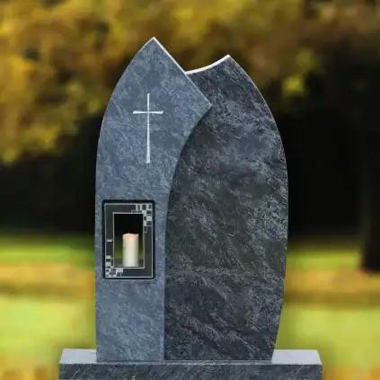 Urnengrabstein aus Granit mit individuell bearbeiteter, polierter Oberfläche und integrierter Grablaterne