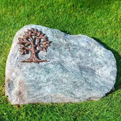 Liegestein Arbor - Rustikale Schönheit aus Serpentin und Bronze