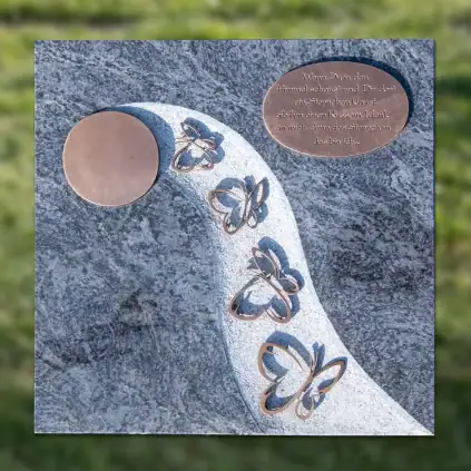 Grabplatte Levitas – Elegante Urnenplatte mit feiner Bronzeverzierung