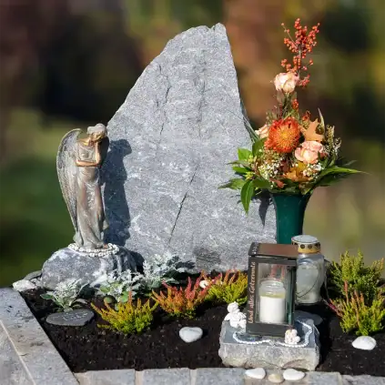 Grabstein Felsen Aeternitas – Ein harmonisches und zeitloses Urnengrab