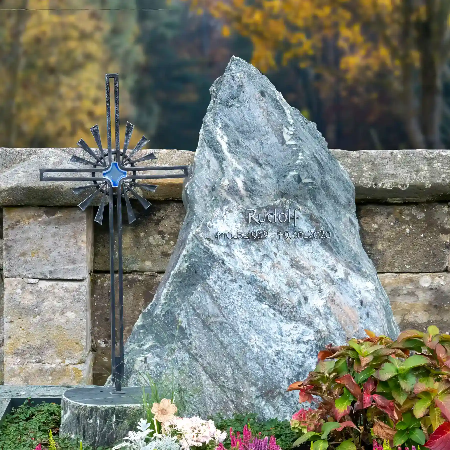 Findling Grabstein Pianura – Einfache Eleganz im Doppelgrabstein