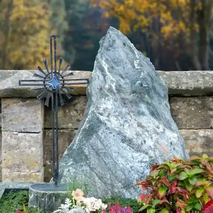 Findling Grabstein Pianura – Schlichte Eleganz für das Doppelgrab