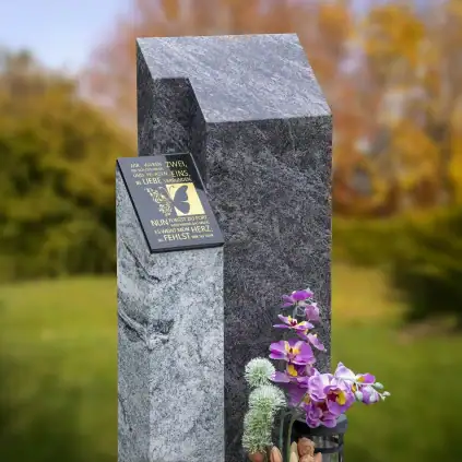 Einzelgrabstein – 2-teiliges Grabmal mit aufgesetzter Schrifttafel und graviertem Schmetterling