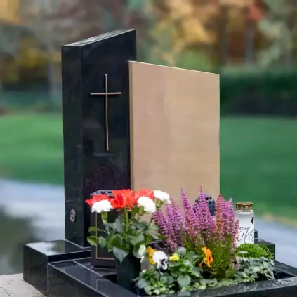 Urnengrabstein – 2-teiliges Grabmal mit Bronze Kreuz