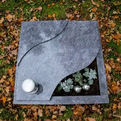 Urnengrabstein – Abdeckplatte in S-Form in unterschiedlichen Höhen