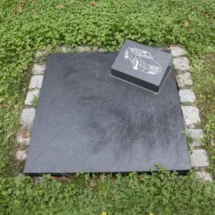 Urnengrabstein – Liegeplatte mit stilvollem Keil und graviertem Auto