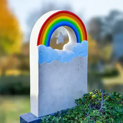 Kindergrabstein mit Regenbogen und Sternenhimmel