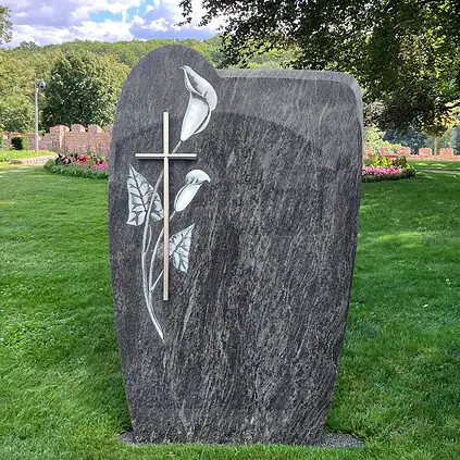 Eleganter Granit-Einzelgrabstein Orion mit Edelstahlkreuz und Calla-Blumen-Relief.