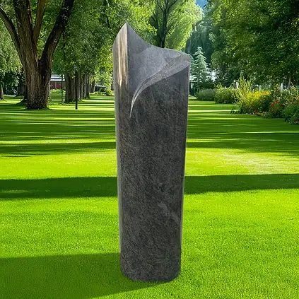 Einzelgrabstein aus Orion-Granit mit zylindrischer, geschwungener Form.