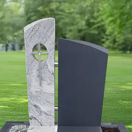 Hochwertiger Grabstein mit Kreuzmotiv in Jet Black und Maharadschaweiß, modernem Design, ideal für Familiengräber. Langlebiges Material, elegante Optik, symbolisiert Glauben und Zusammenhalt.