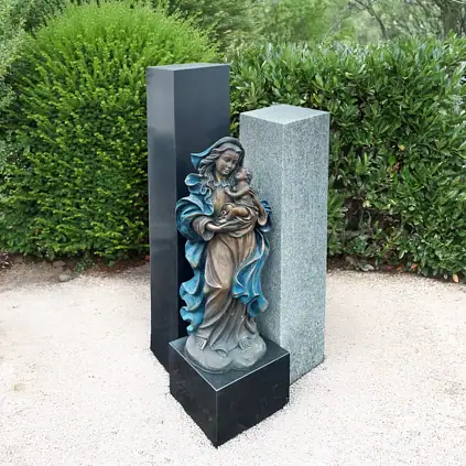 Einzelgrabstein mit Madonna Figur aus Jet Black und Maharadschaweiß, stilvoller Gedenkstein für Friedhof.