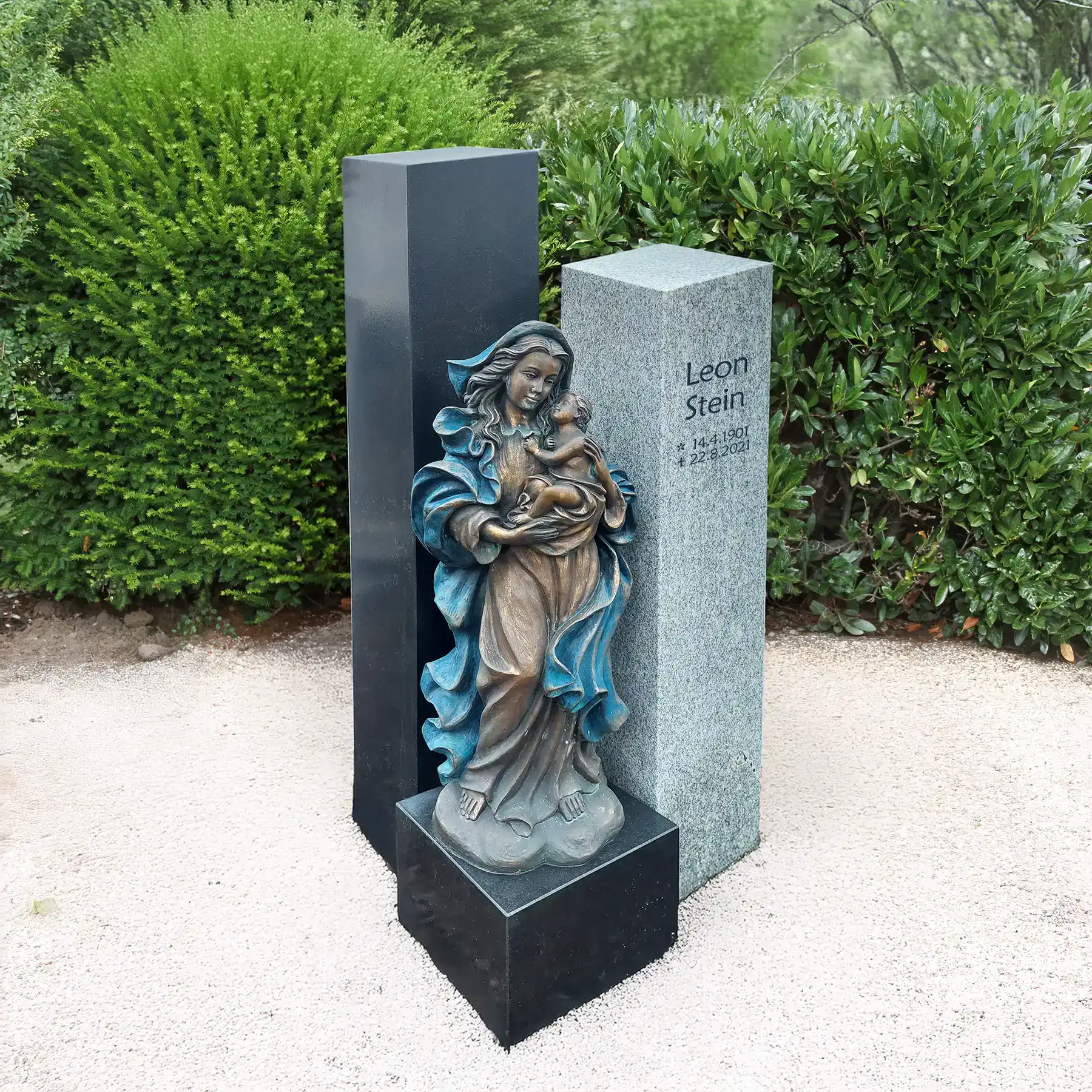 Einzelgrabstein aus Jet Black und Maharadschaweiß mit Madonna Figur, stilvoller Grabstein für würdige Ruhestätten.